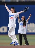 　セレモニアルピッチに登場した緑黄色社会の長屋晴子（撮影・市尻達拡）