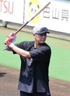 　屋外でティー打撃を行う坂本