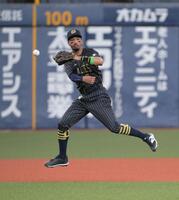　３回、五十幡の三塁ゴロを好捕する宗（撮影･金居みつよし）