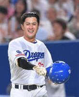 　９回、サヨナラ打を放ち歓喜する板山（撮影・市尻達拡）