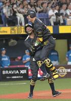 　６回、杉本が左中間に勝ち越しの２点本塁打を放ち、同点適時打を放った宗と抱き合って大喜び（撮影・金居みつよし）