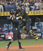 　６回、杉本が左中間に勝ち越しの２点本塁打を放ち、同点適時打を放った宗と抱き合って喜ぶ（撮影・金居みつよし）