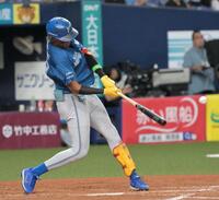 　５回、水谷が中前に勝ち越しの適時打を放つ（撮影･金居みつよし）
