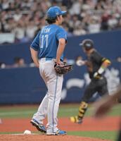 　６回、杉本に左中間に勝ち越し２点本塁打を打たれ、肩を落とす伊藤（撮影・金居みつよし）