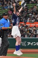 　始球式を務めた声優の岩田陽葵（撮影・持木克友）