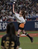 　始球式に臨むＰｏｃｏｃｈａライバーの西野まゆ（まゆぴ）＝撮影･金居みつよし