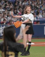 　始球式に臨むＰｏｃｏｃｈａライバーの西野まゆ（まゆぴ）＝撮影・金居みつよし