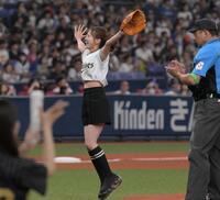 　始球式に臨むＰｏｃｏｃｈａライバーの西野まゆ（まゆぴ）＝撮影・金居みつよし