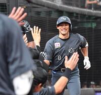　５回、本塁打を放ちナインに迎えられる荻野（撮影・持木克友）