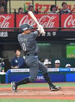 　６回、２者連続の本塁打を放つ荻野（撮影・持木克友）