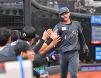 　３回、岡の犠飛で生還した先制適時打の藤原（撮影・持木克友）