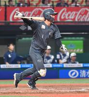 　８回、２点適時三塁打を放つ藤原（撮影・持木克友）