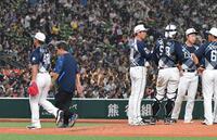 　５回途中で降板するボー（左）＝撮影・持木克友