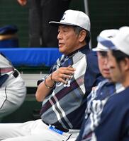 　浮かない表情の渡辺監督代行（撮影・持木克友）