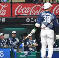 　９回、長谷川が見逃しの三振に倒れ、１１連敗の渡辺監督代行（左から２人目）＝撮影・持木克友
