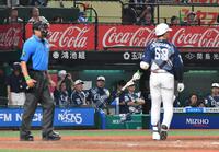 　９回、長谷川が見逃しの三振に倒れ、１１連敗が決まった西武ベンチ（撮影・持木克友）
