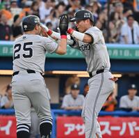 　１回、２ランを放ち、一走・岡本和（左）とタッチを交わす大城卓