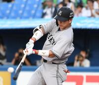 　１回、大城卓は右中間に３号２ランを放つ（撮影・佐藤厚）