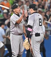 　ヤクルトに勝利し、丸（右）とタッチを交わす阿部監督