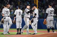 　吉川（右から２人目）とタッチを交わす丸（中央）＝撮影・佐藤厚