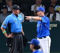 　８回、守備妨害をアピールする三浦監督（撮影・飯室逸平）