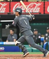 　３回、右翼線に先制の適時三塁打を放つ藤原