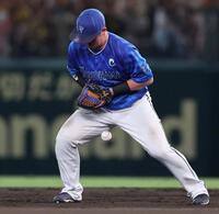 　８回、前川の打球をグラブから落とす牧（撮影・田中太一）