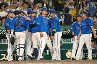　阪神にサヨナラ負けし、引き揚げるＤｅＮＡナイン