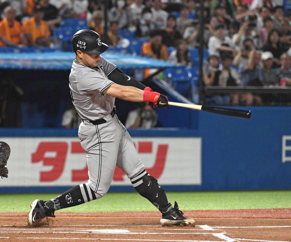 　１回、岡本和は先制２ランを放つ（撮影・佐々木彰尚）