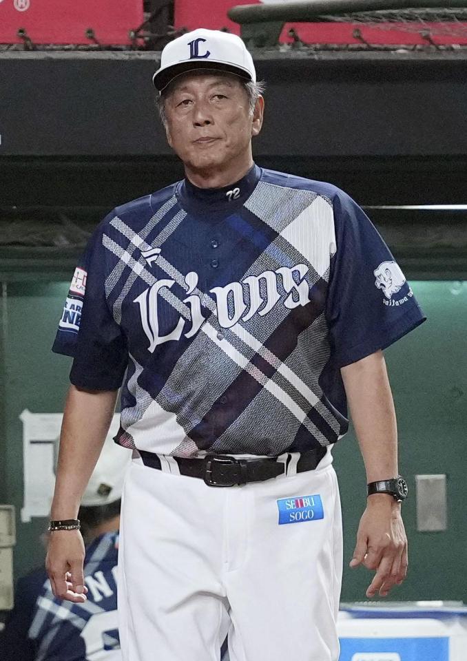 　８回、審判に選手交代を告げる西武・渡辺監督代行＝ベルーナドーム
