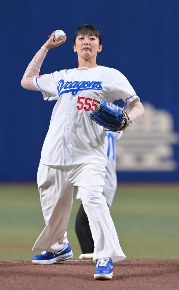 緑黄色社会・長屋晴子がセレモニアルピッチでノーバン投球 メンバー3