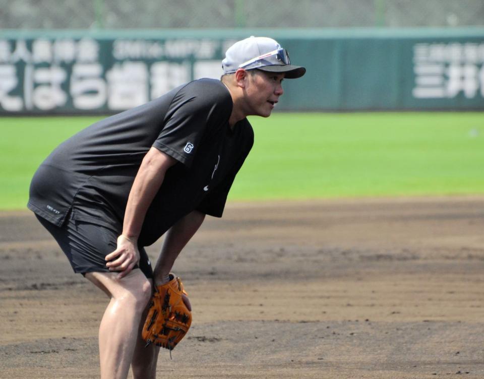 　抹消後、初めて屋外でノックを受ける坂本