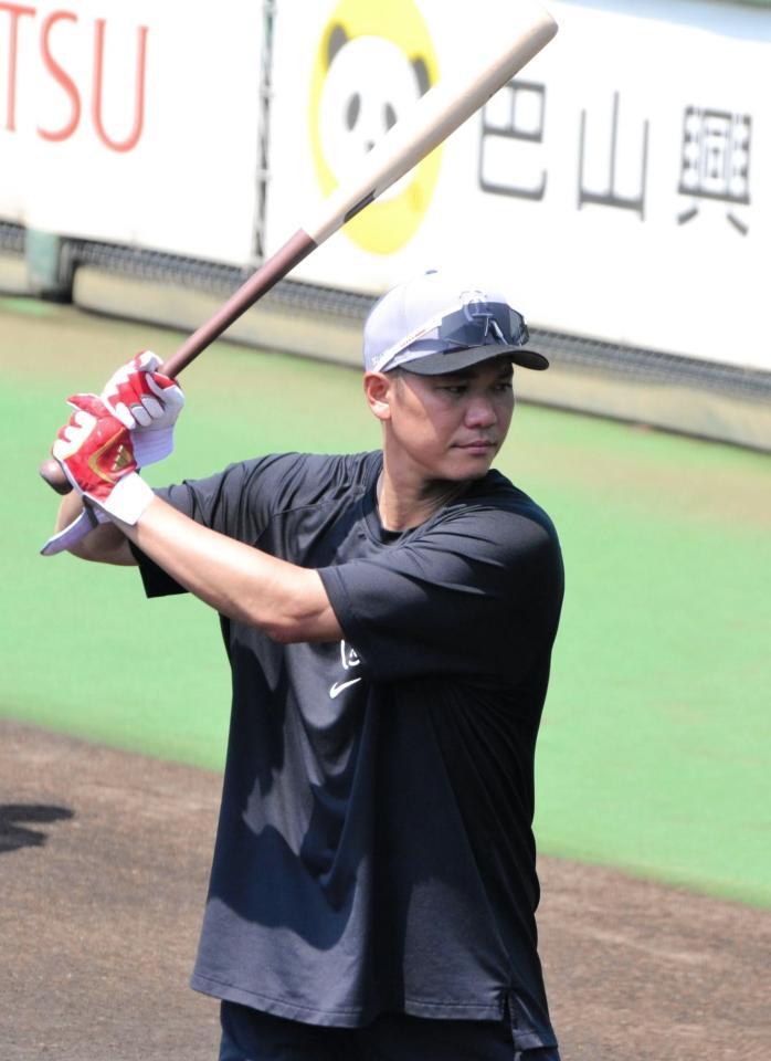 　屋外でティー打撃を行う坂本