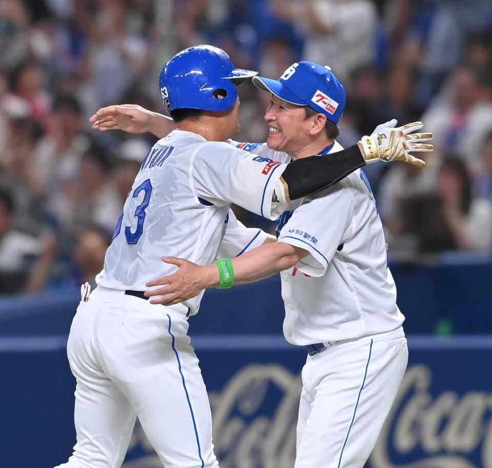 　９回、サヨナラ打を放った板山は立浪監督と抱き合う（撮影・市尻達拡）