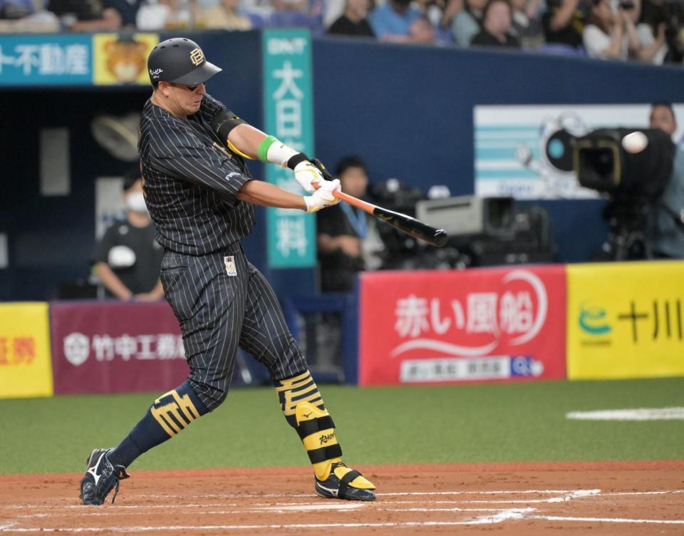 　６回、杉本が左中間に勝ち越しの２点本塁打を放つ（撮影･金居みつよし）