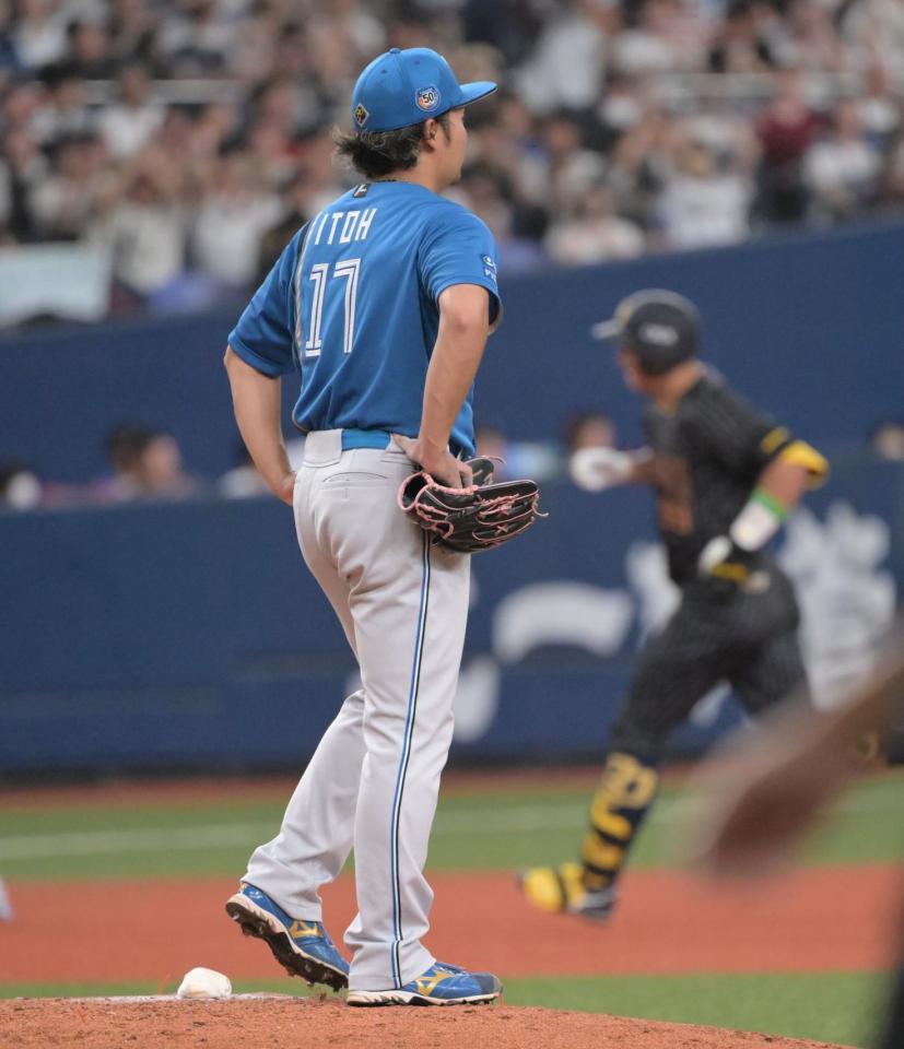 　６回、杉本に左中間に勝ち越し２点本塁打を打たれ、肩を落とす伊藤（撮影・金居みつよし）