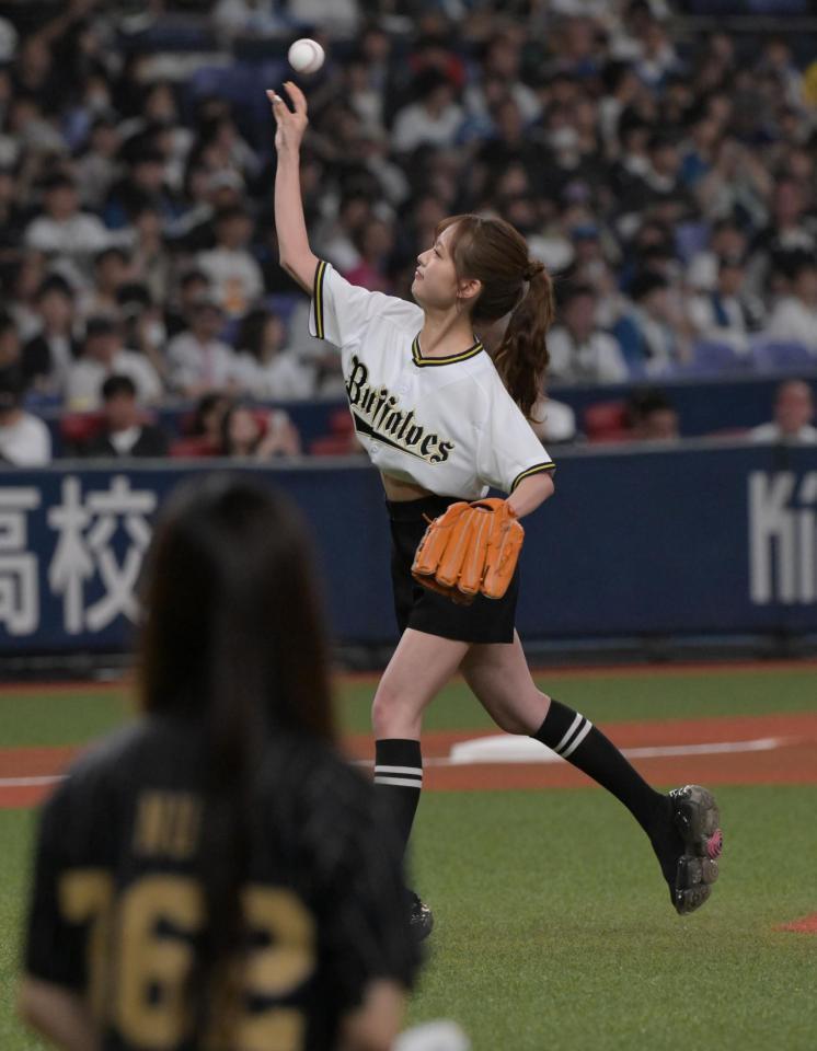　始球式に臨むＰｏｃｏｃｈａライバーの西野まゆ（まゆぴ）＝撮影･金居みつよし