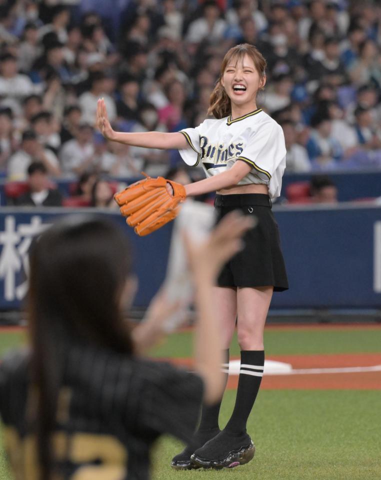 　始球式に臨むＰｏｃｏｃｈａライバーの西野まゆ（まゆぴ）＝撮影・金居みつよし