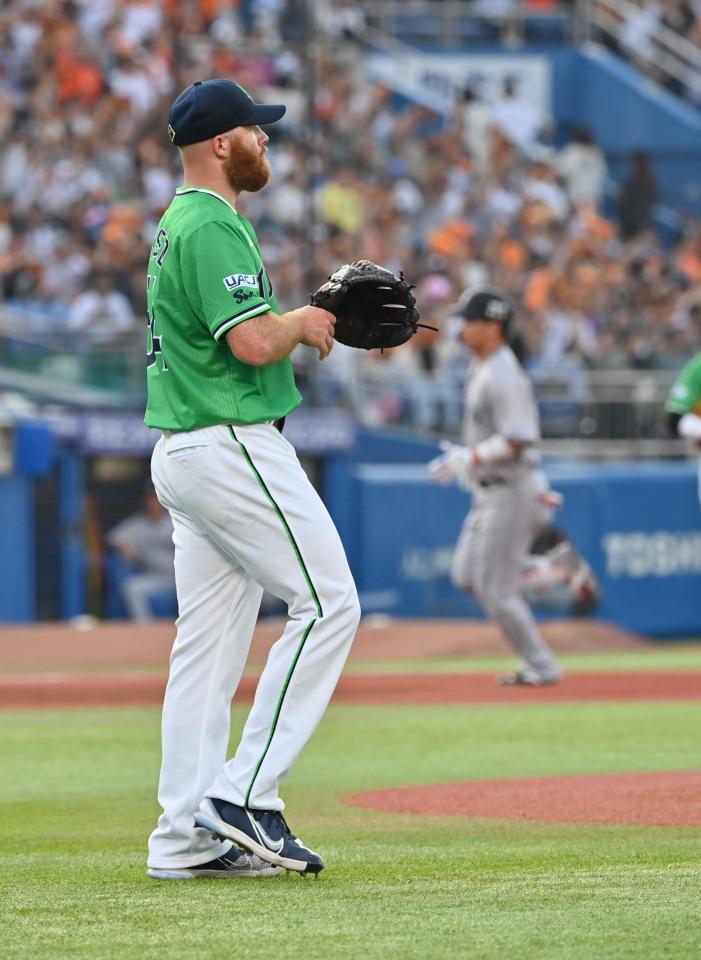 　１回、大城卓（右）に２ランを許したサイスニード