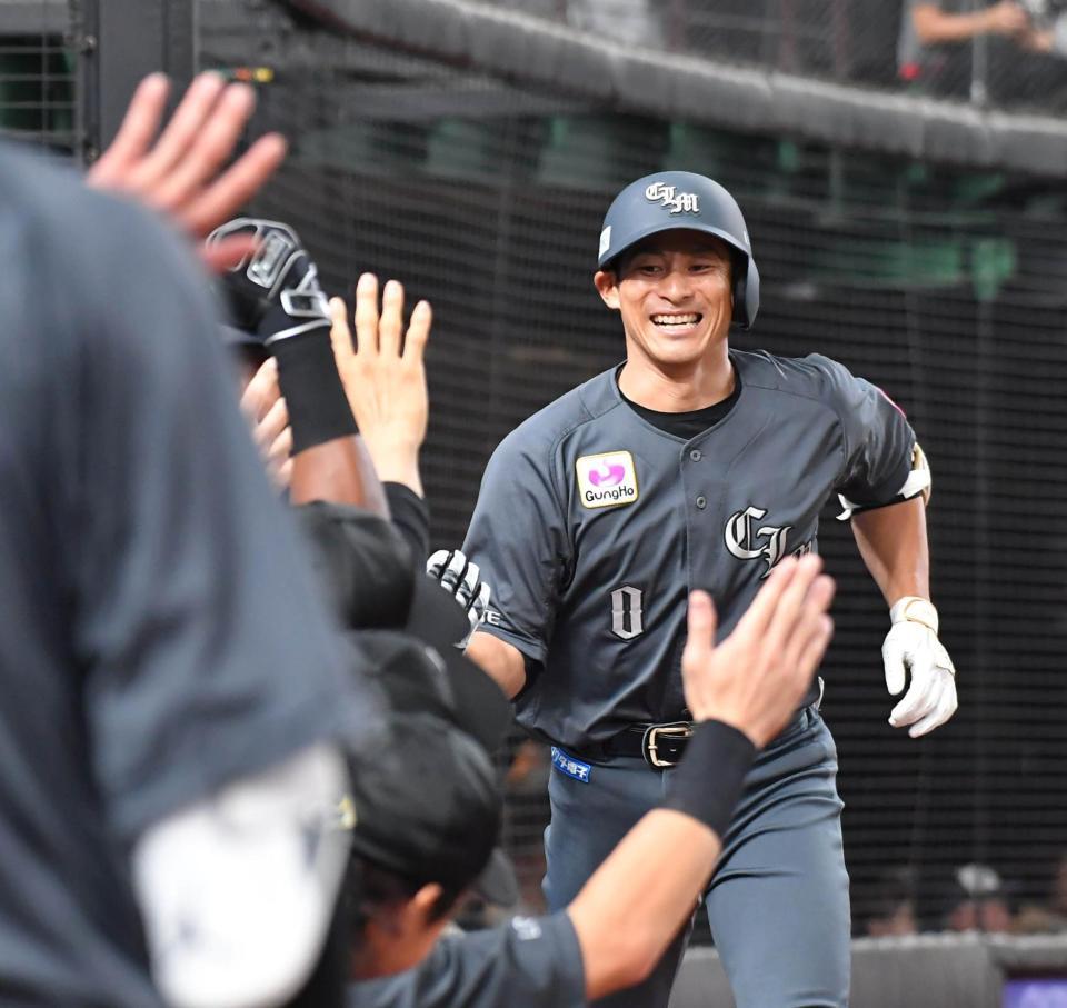 　５回、本塁打を放ちナインに迎えられる荻野（撮影・持木克友）