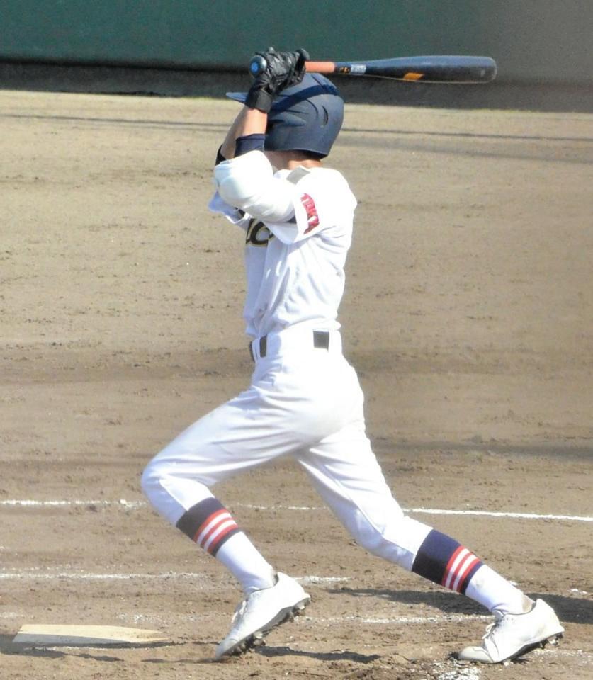 　初回、チーム初安打を放つ青鳥特別支援・岩本