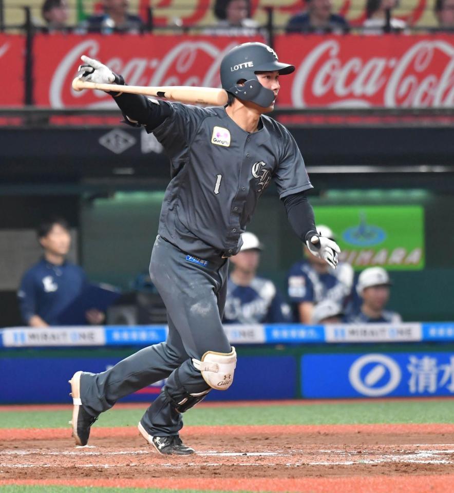 　８回、２点適時三塁打を放つ藤原（撮影・持木克友）