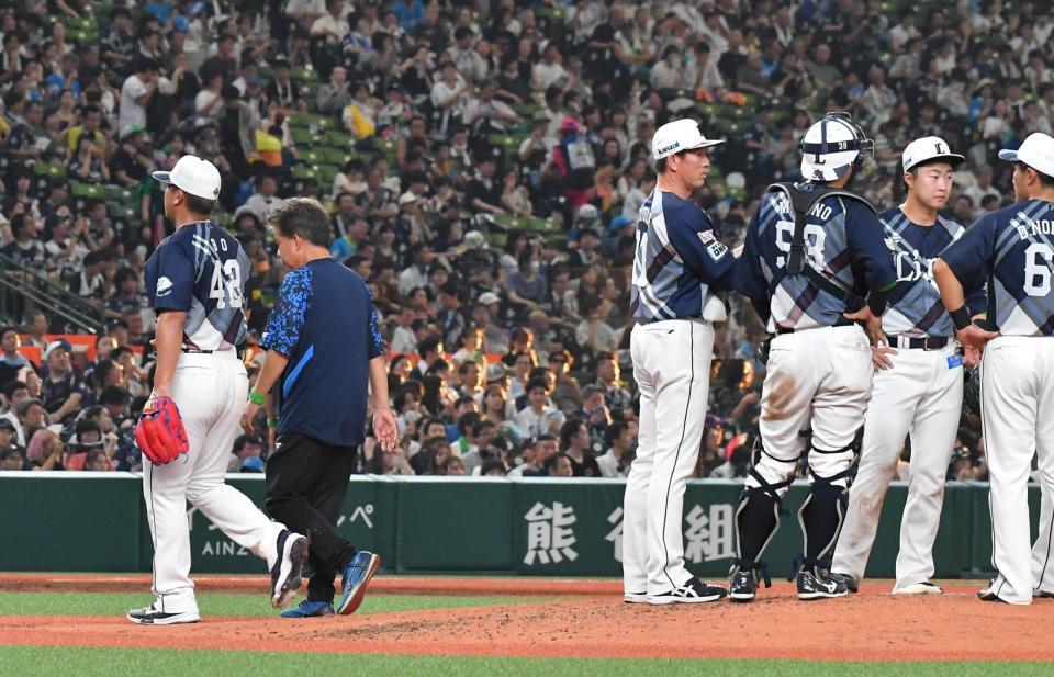 　５回途中で降板するボー（左）＝撮影・持木克友