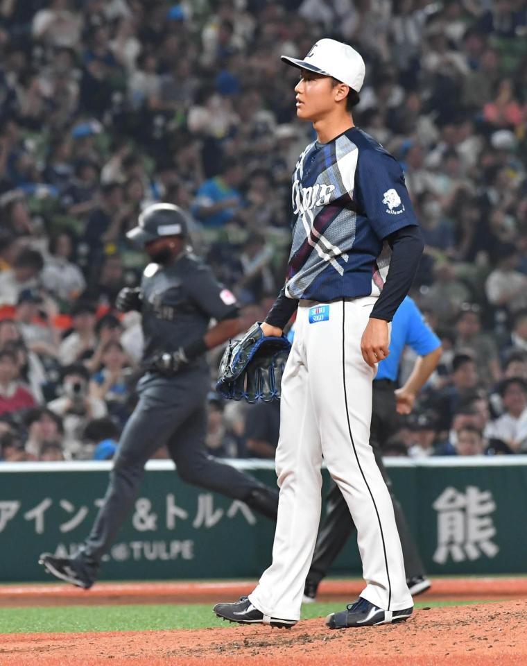 　６回、ポランコに本塁打を浴びた菅井（撮影・持木克友）