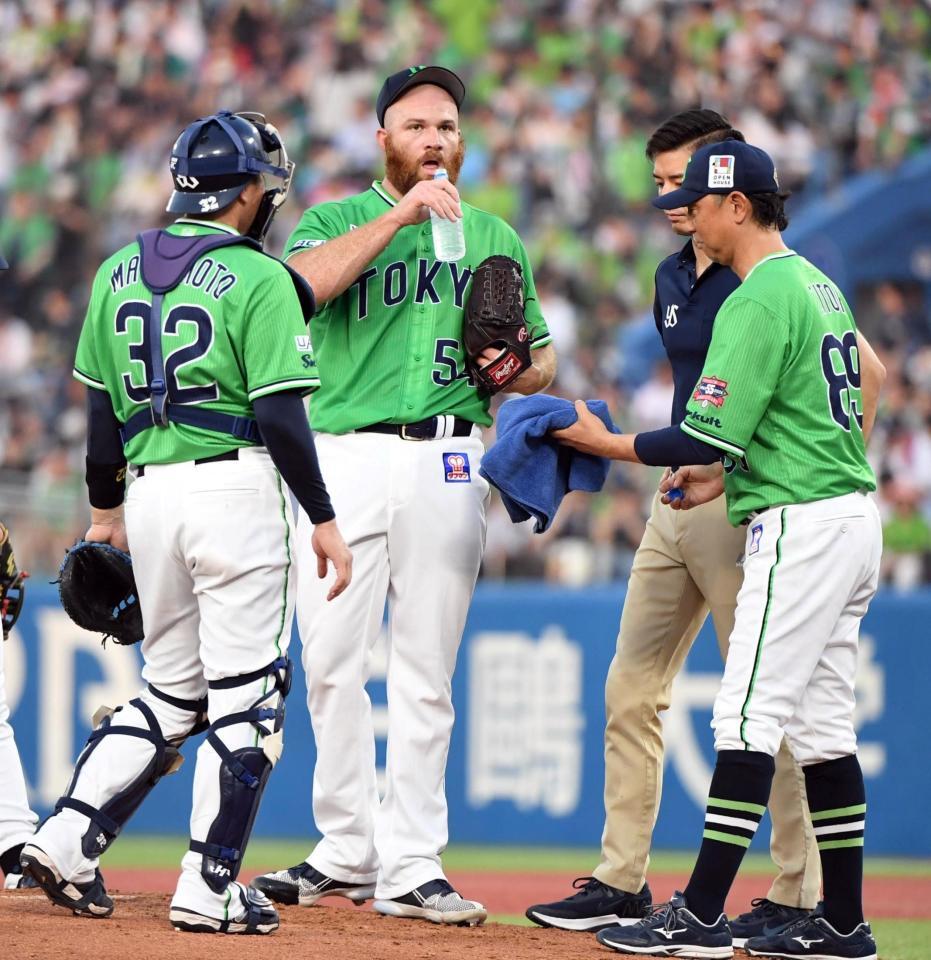 　２回、８安打７失点で巨人打線にＫＯされたサイスニード（中央）＝撮影・佐藤厚