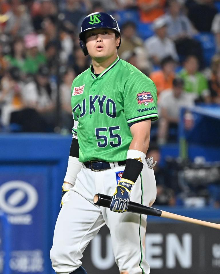 　８回、空振り三振に倒れた村上
