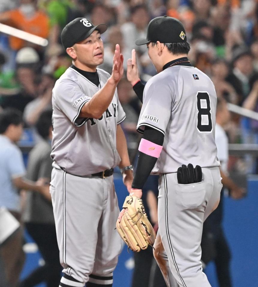 　ヤクルトに勝利し、丸（右）とタッチを交わす阿部監督