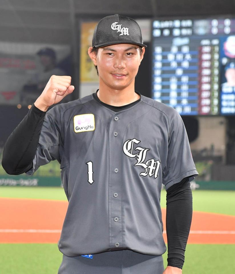 　打のヒーローの藤原は笑顔でポーズを決める（撮影・持木克友）