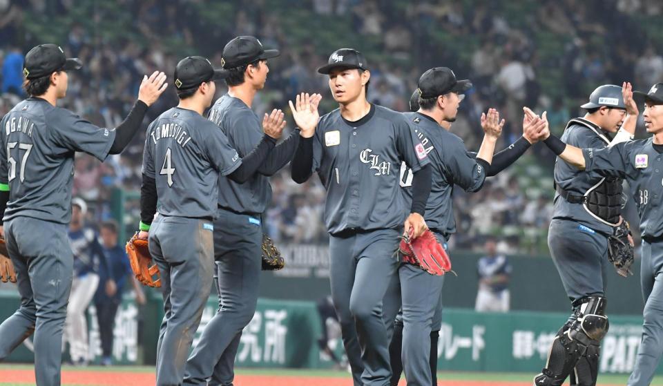 　ナインとハイタッチを交わす藤原（左から４人目）＝撮影・持木克友