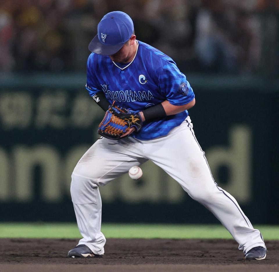 　８回、前川の打球をグラブから落とす牧（撮影・田中太一）
